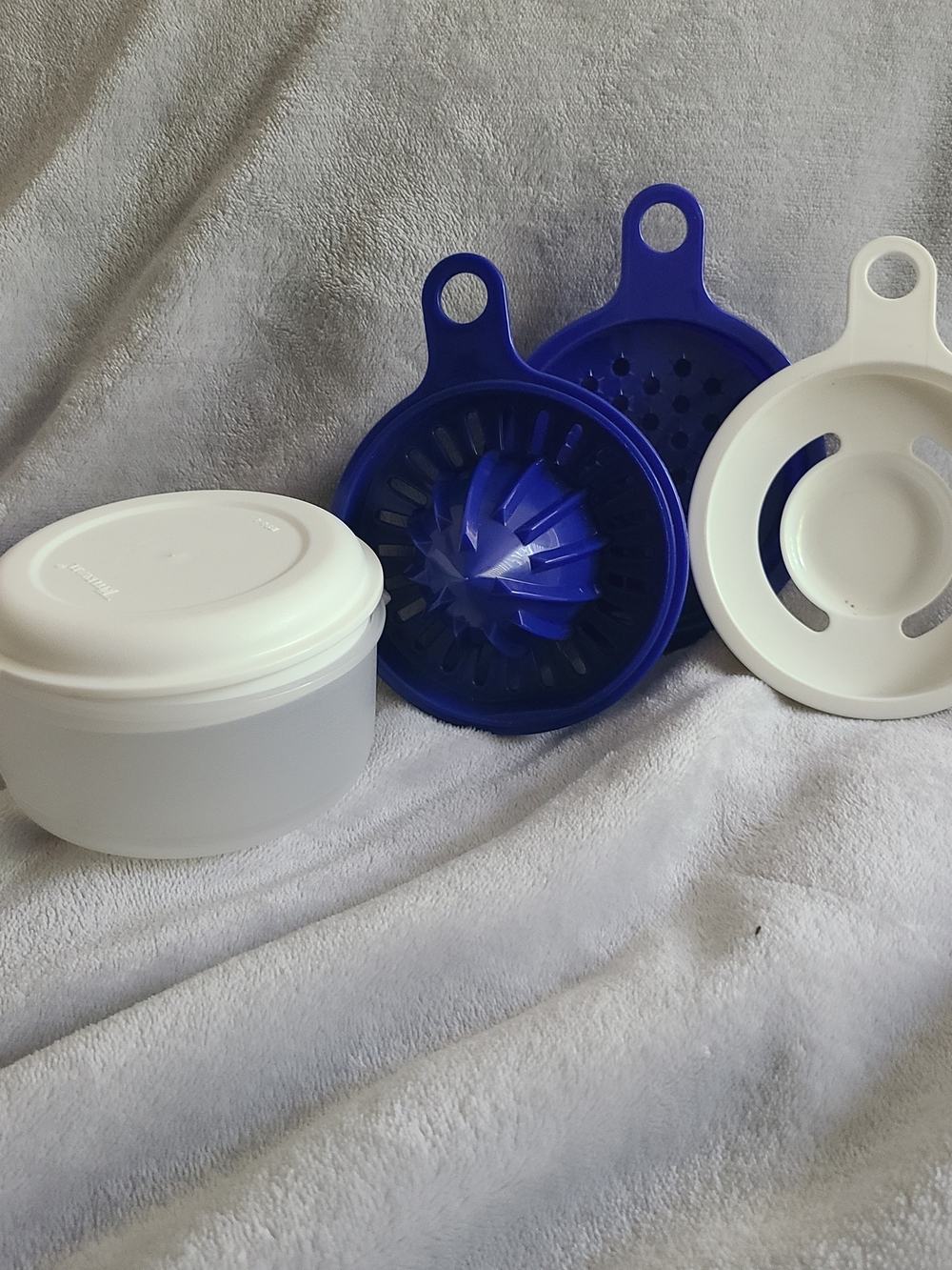 Tupperware White and Blue Citrus Juicer and Storage Set